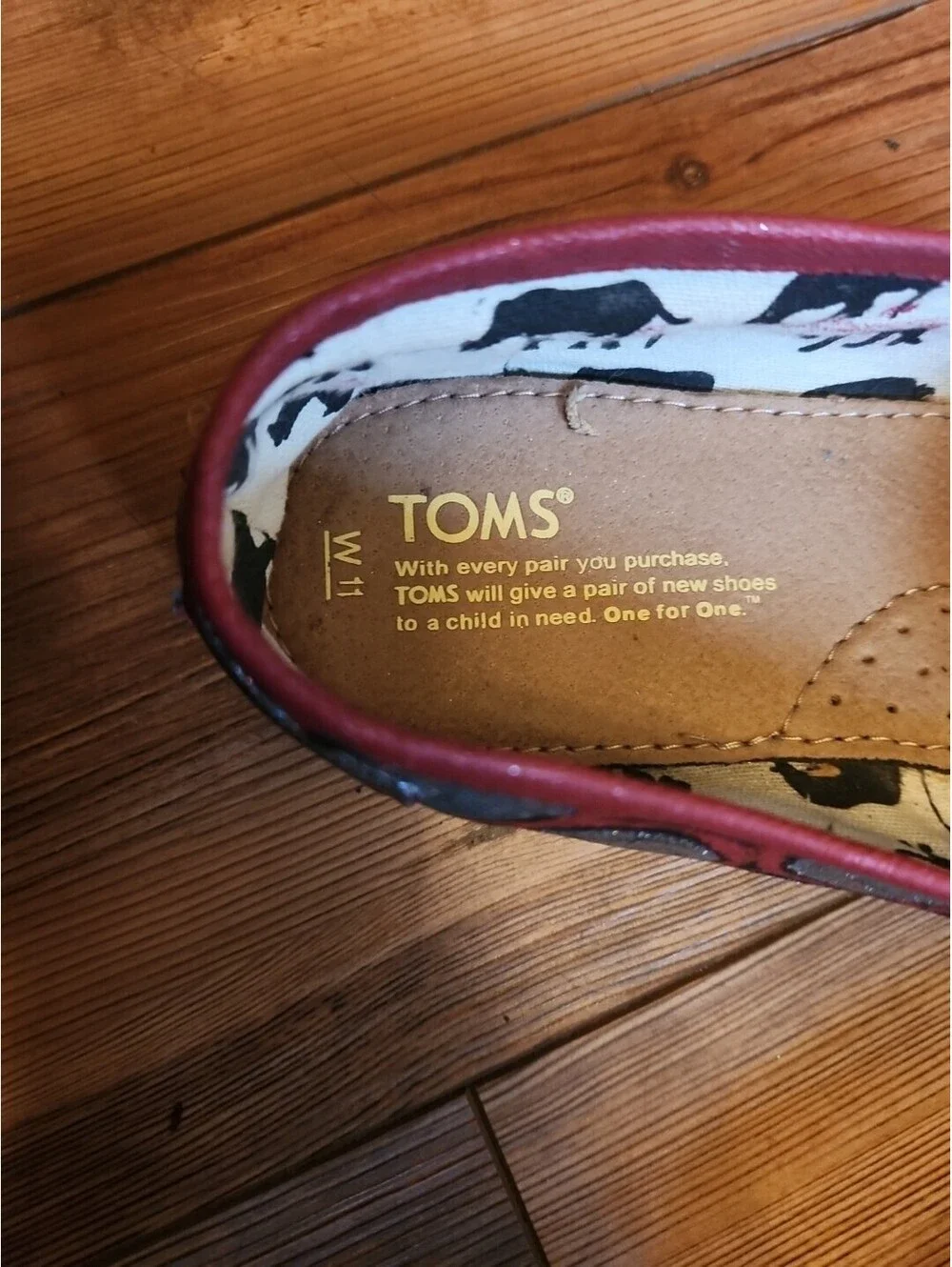 TOMS Arkansas Razorbacks Design Shoes Women's Size 11 Hand Painted NCAA!.
